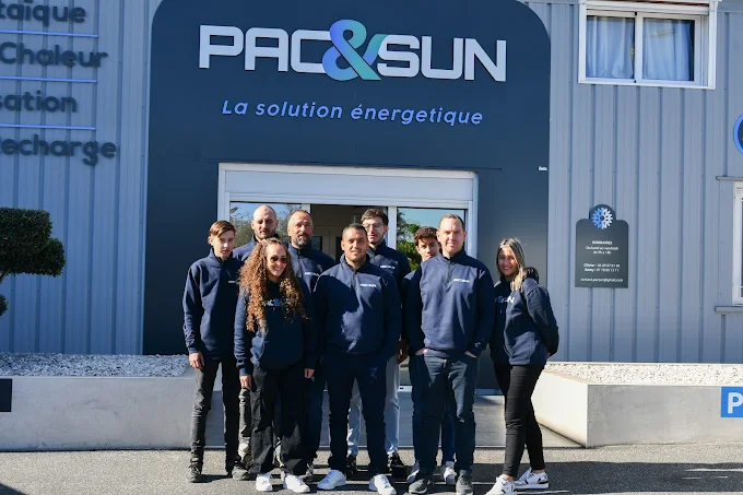 L'équipe PAC&SUN devant l'agence de Toulouges