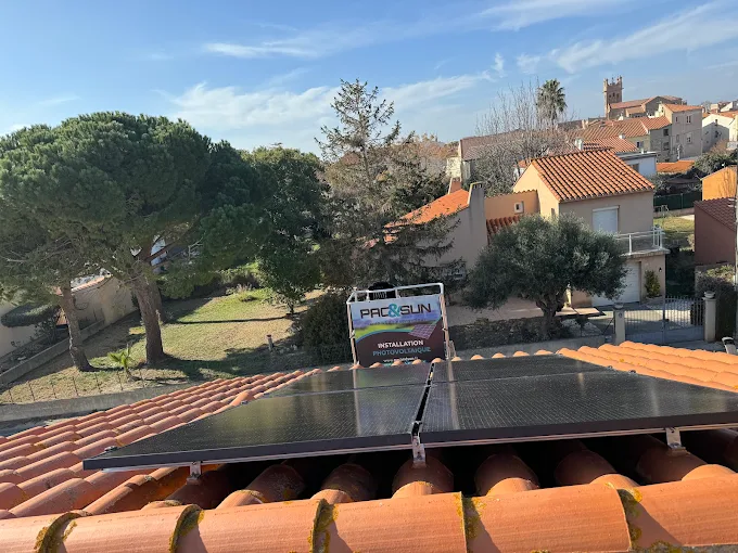 Panneaux photovoltaïques posés par PAC&SUN sur une toiture en tuiles du Roussillon